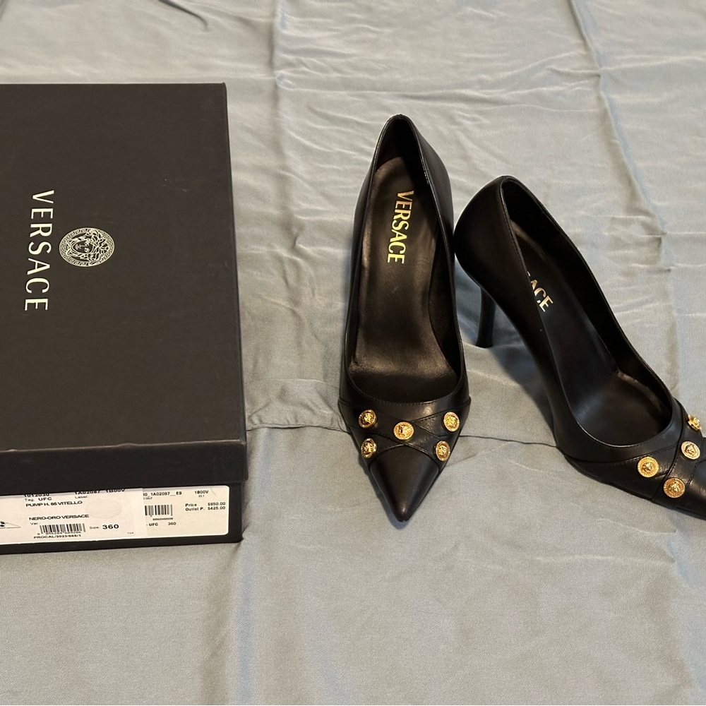 Versace Black Leather Pointed Toe Pumps with Medusa Medallions, size 36 - Picture 4 of 9
